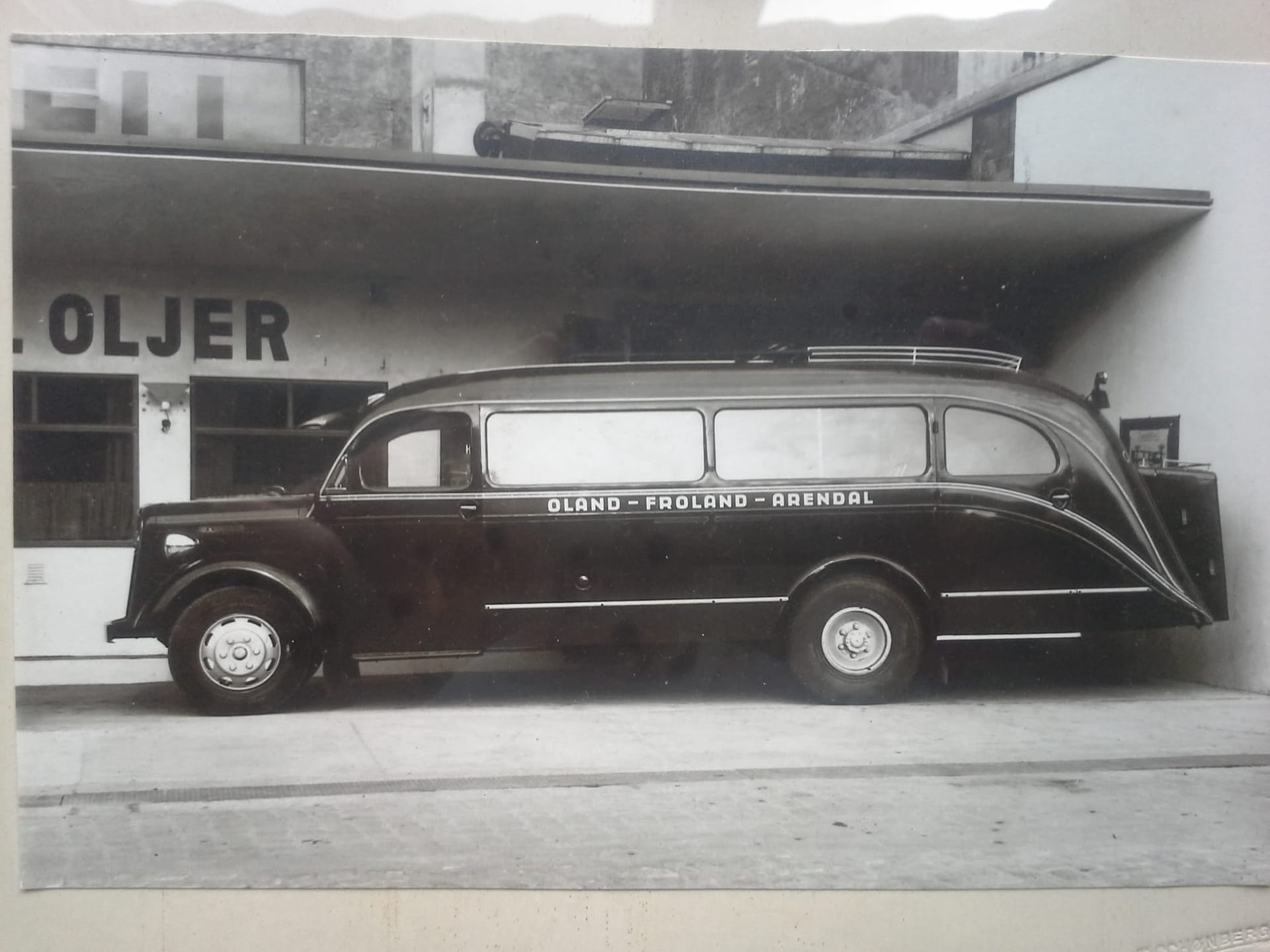 Volvo-bussen fra 1938 med skiltet Oland Froland Arendal, svart-hvitt