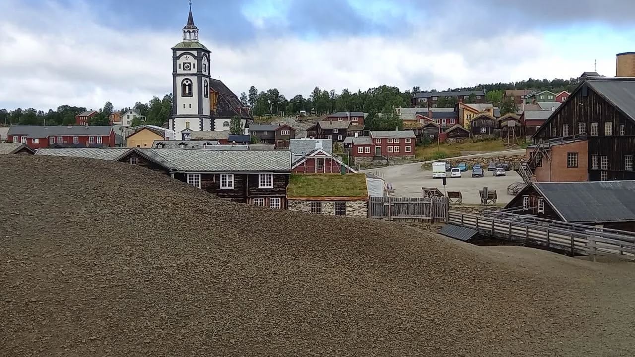 Røros med kirketårnet og de gamle trehusene